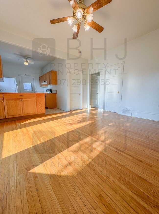 Building Photo - 4 BED/ 2 BATH SINGLE FAMILY HOME WITH GARAGE