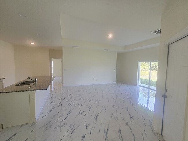 Foto del edificio - CORNER DULEX-PRIME LOCATION-THREE BEDROOM, TWO BATH, ONE CAR DUPLEX