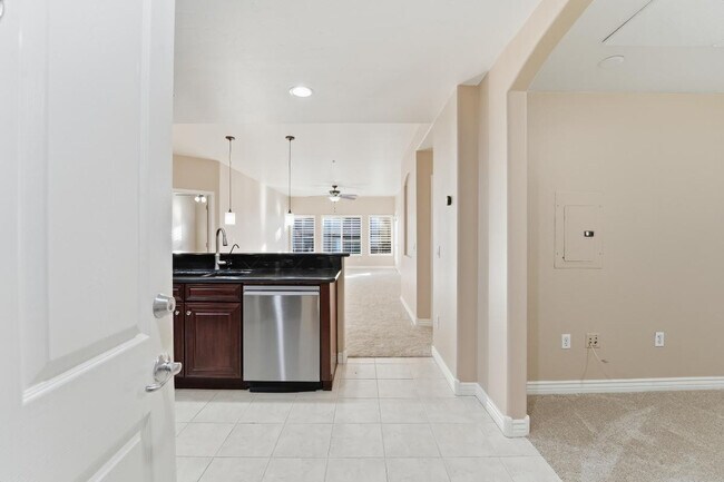 Building Photo - 5350 E Deer Valley Dr