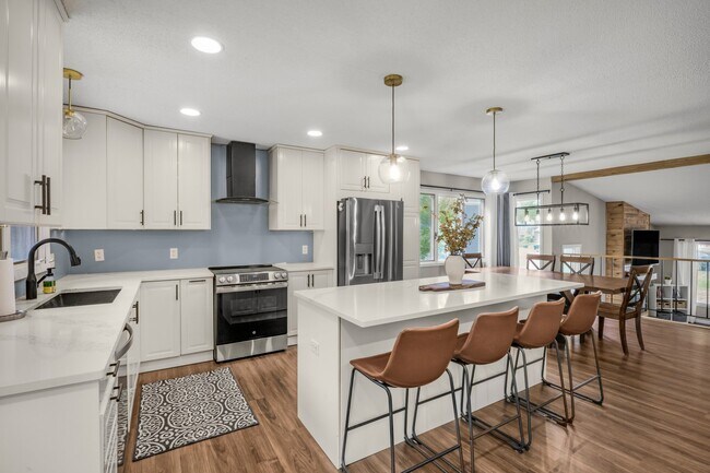Foto del edificio - 6250 Larch Ln N