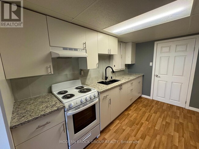 Photo du bâtiment - 1493 Kensington Pkwy