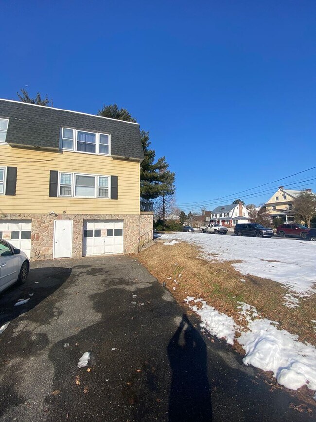 Building Photo - 5 W Plumstead Ave