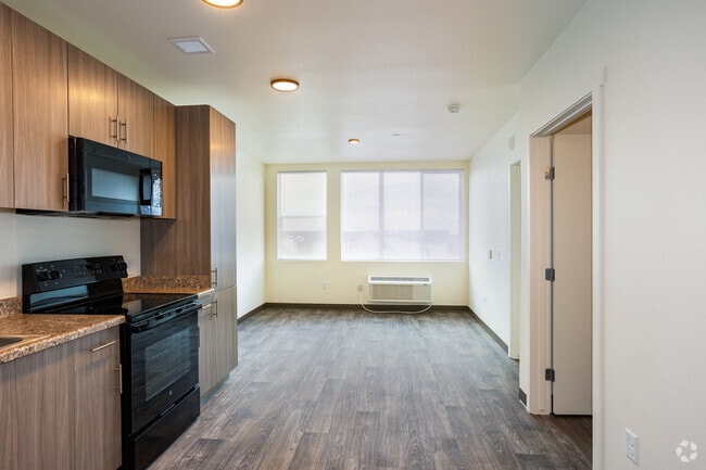 1HAB, 1BA - 595SF - Cocina/Sala de estar - Karl's Farm Affordable Senior Apartments