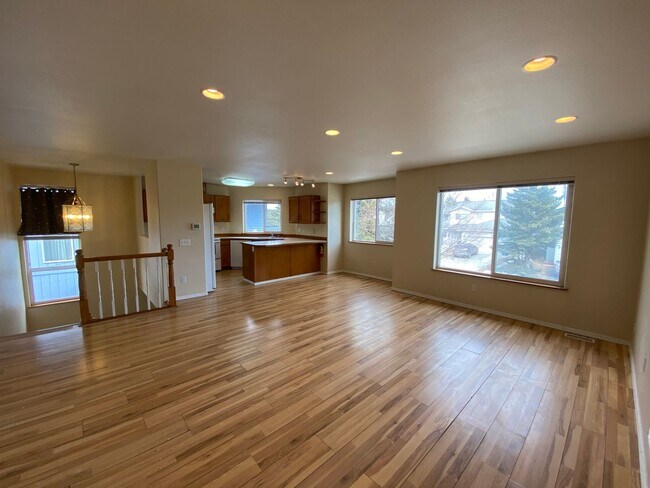 Building Photo - Lovely (4) bed, (2) bath home in the desir...