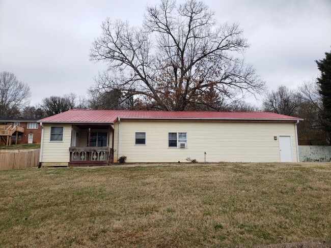 Building Photo - 2 Bdrm/1.5 Bath Home  ? Kingsport, TN