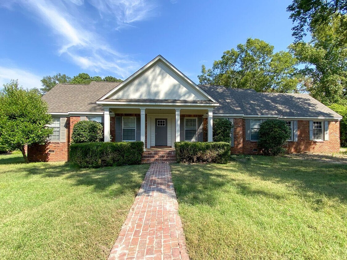 Primary Photo - 5 bed 3 bath home recently renovated!