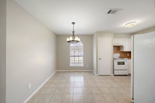 Foto del edificio - Lovely 4 Bedroom 2 Bath 2 Car Garage home with Large, Privacy Fenced Backyard!! Fresh Paint, Cera...