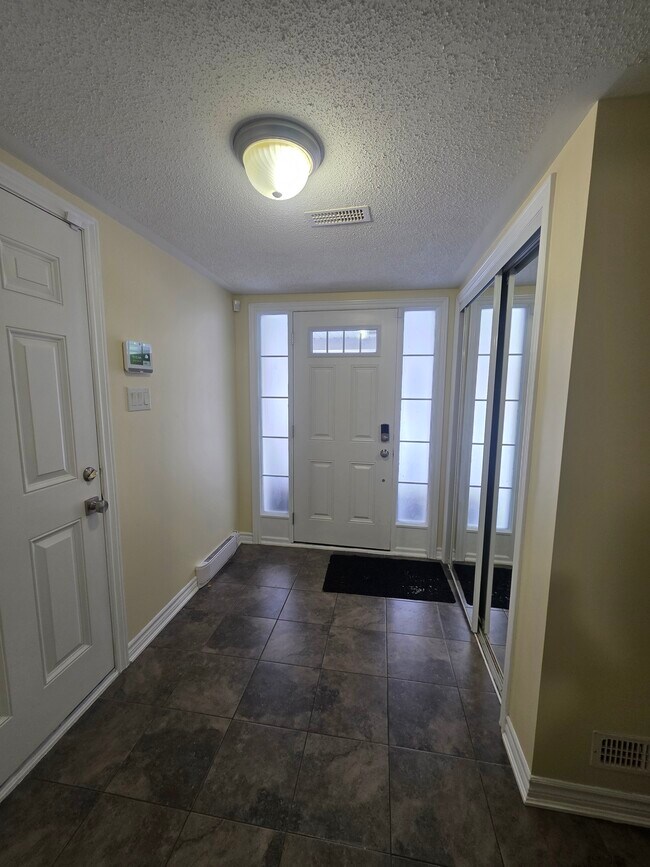 Photo du bâtiment - 601 Foxlight Cir