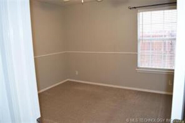 Foto del edificio - Beautifully kept 1.5 story home with 3 lg bedrooms (game room could be a 4th bedroom).