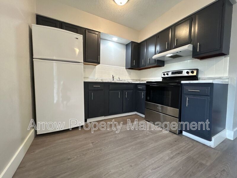 Primary Photo - 222 Park Ave