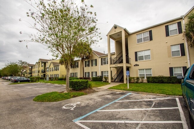 Building Photo - Beautiful 2/1.5 Condo with a Den! Availabl...