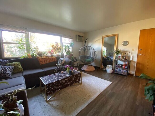 Foto del edificio - $1,300 | 2 Bedroom, 1 Bathroom Apartment |...