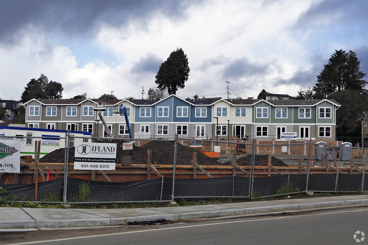 Foto principal - Aptos Village - Townhomes