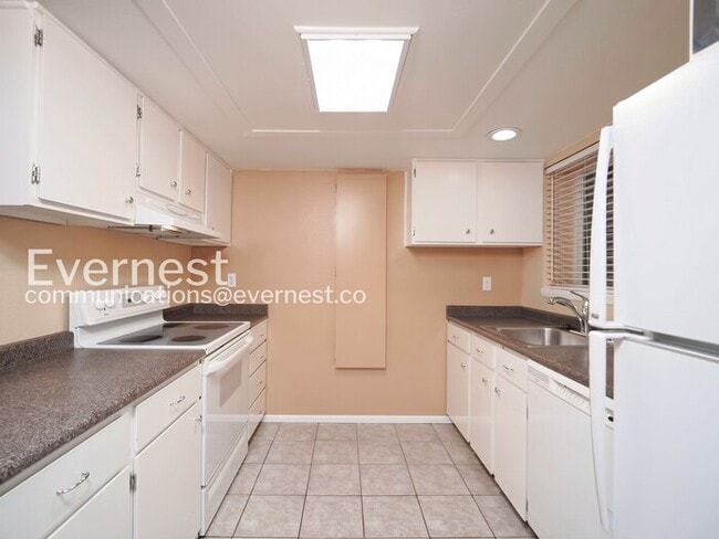 Building Photo - 1 Bed, 1 Bath Condo with Carport / Vouchers Accepted / Coming Soon!