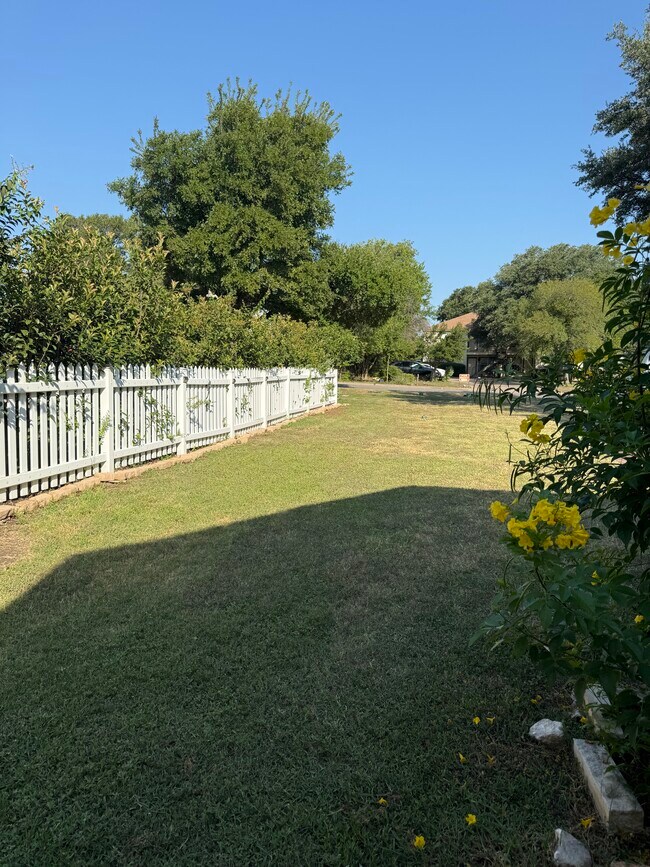 Foto del edificio - 2900 Whisper Oaks Ln