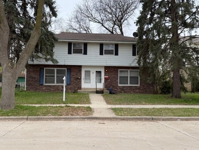 Building Photo - 7111 W Brentwood Ave