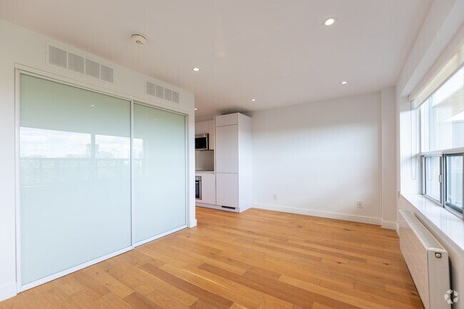 BACHELOR - 350SF - Salon - 111 Lawton Boulevard