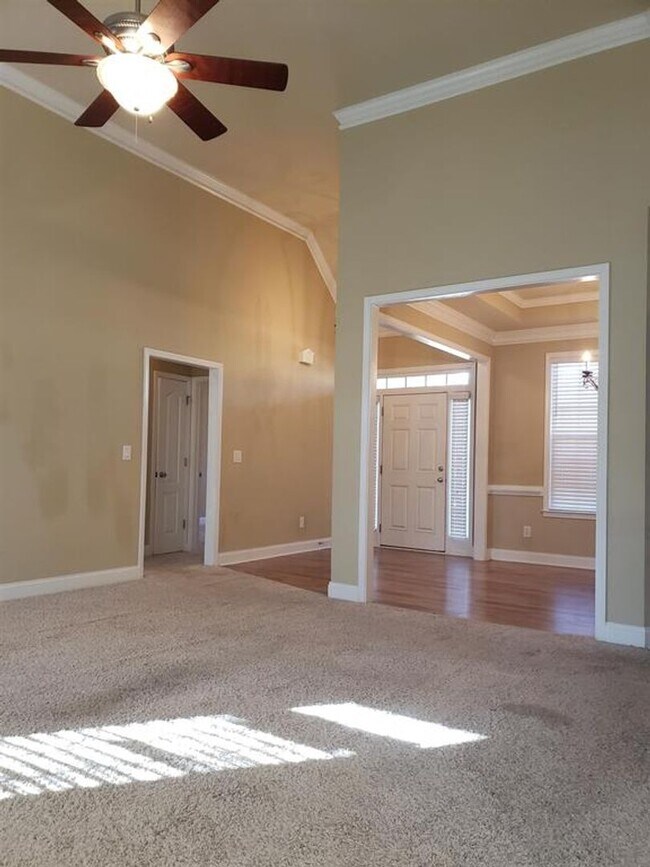 Building Photo - 426 Stillwood Dr