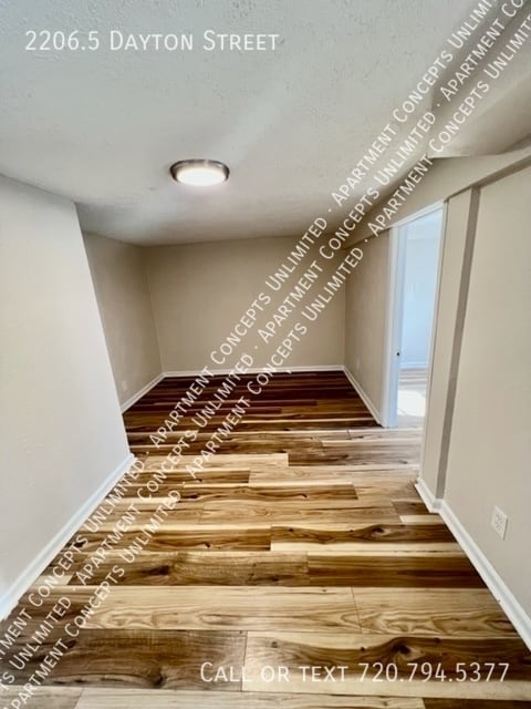 Foto del edificio - 2206.5 Dayton St