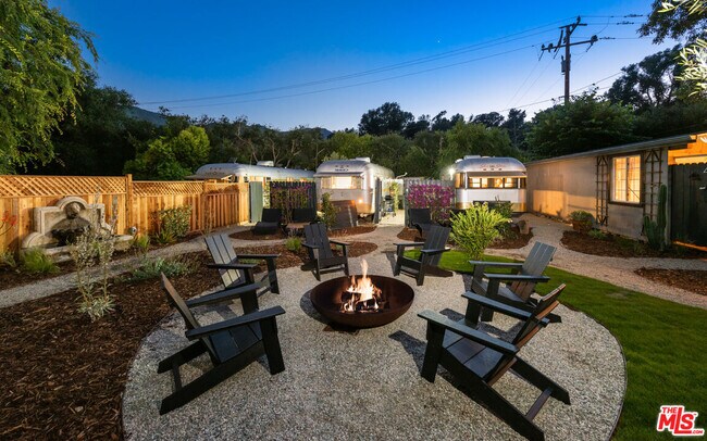 Foto del edificio - 272 N Topanga Canyon Blvd