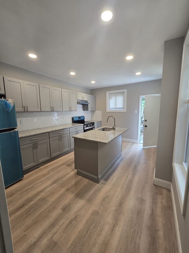 Foto del edificio - 6349 Elmwood Ave