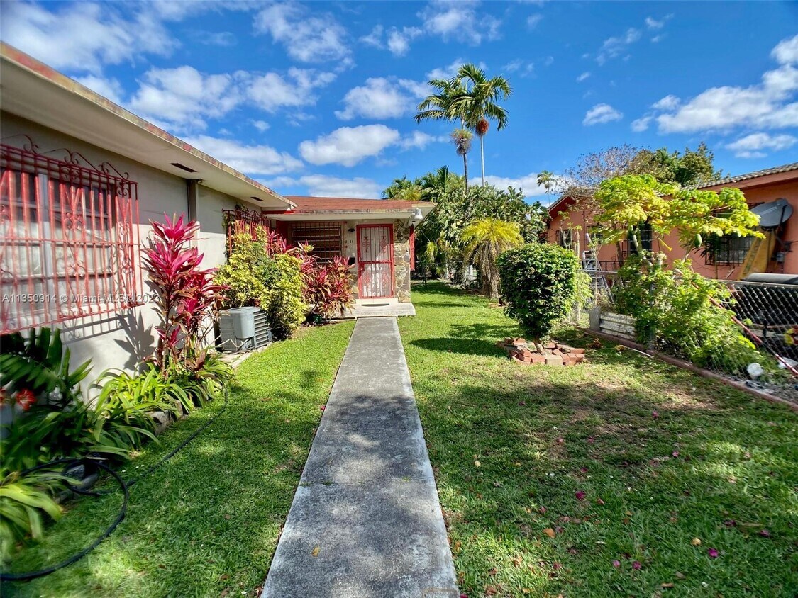 3181 SW 26th St Unit 3181, Miami, FL 33133 Room for Rent in Miami, FL