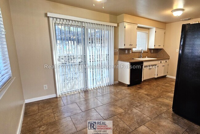 Foto del edificio - 3BR / 2.5BA Duplex – Water, Sewer, Trash & Gardener Included – Pet Friendly