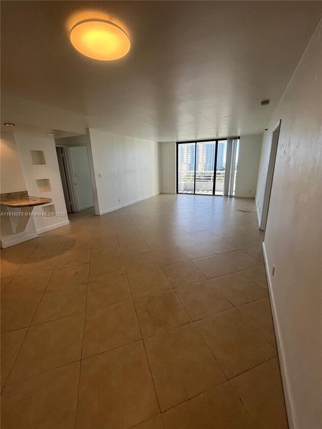 Foto principal - 3300 NE 192 St