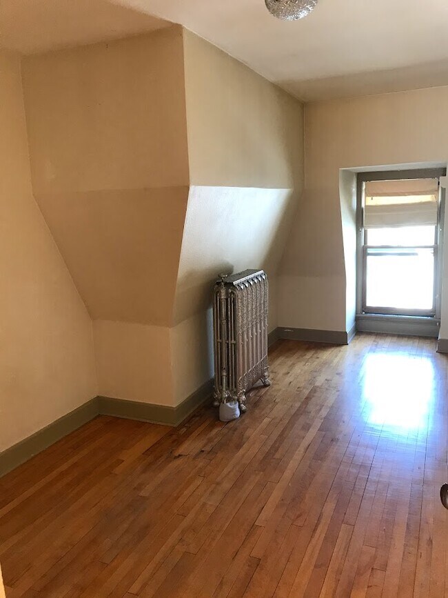 Foto del edificio - 225 E Ridge St