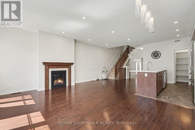 Building Photo - 122 Kestrel St
