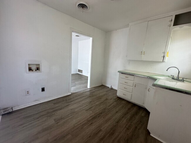 Foto del edificio - 4103 S Washington St