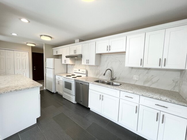 Building Photo - 14320 Roosevelt Way N