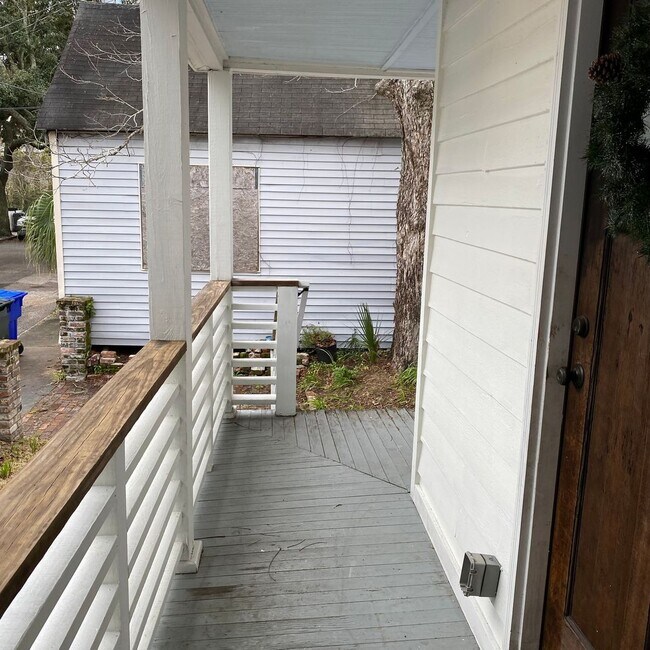 Building Photo - Beautiful Bungalow Right Off Meeting