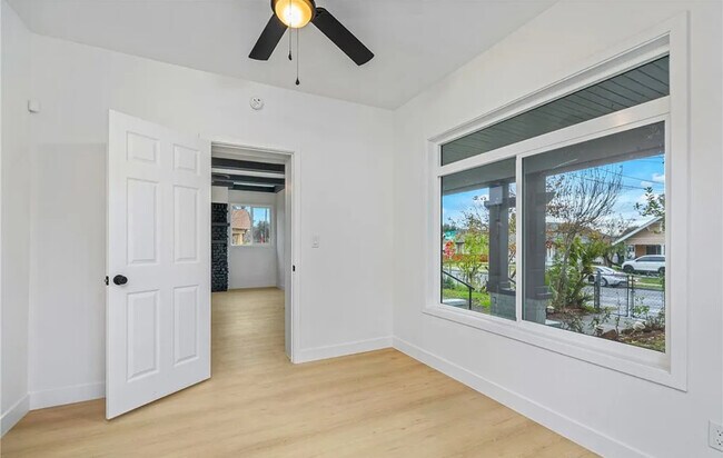 Foto del edificio - 358 W 11th St
