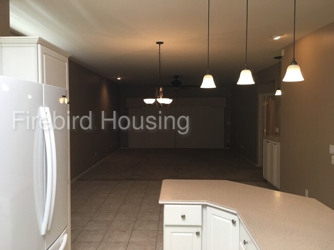 Building Photo - Charming home with golf course view