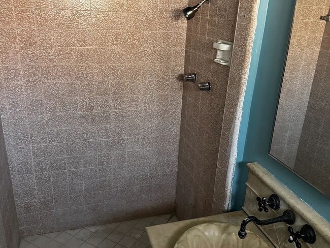 Foto del edificio - Large 5 bedroom single story ranch house