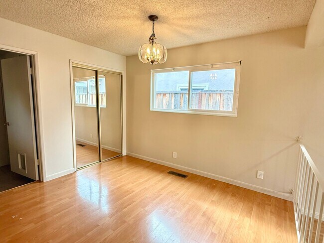 Foto del edificio - COMING SOON! $3,790 / 3 BR - 1528 S.F. VER...