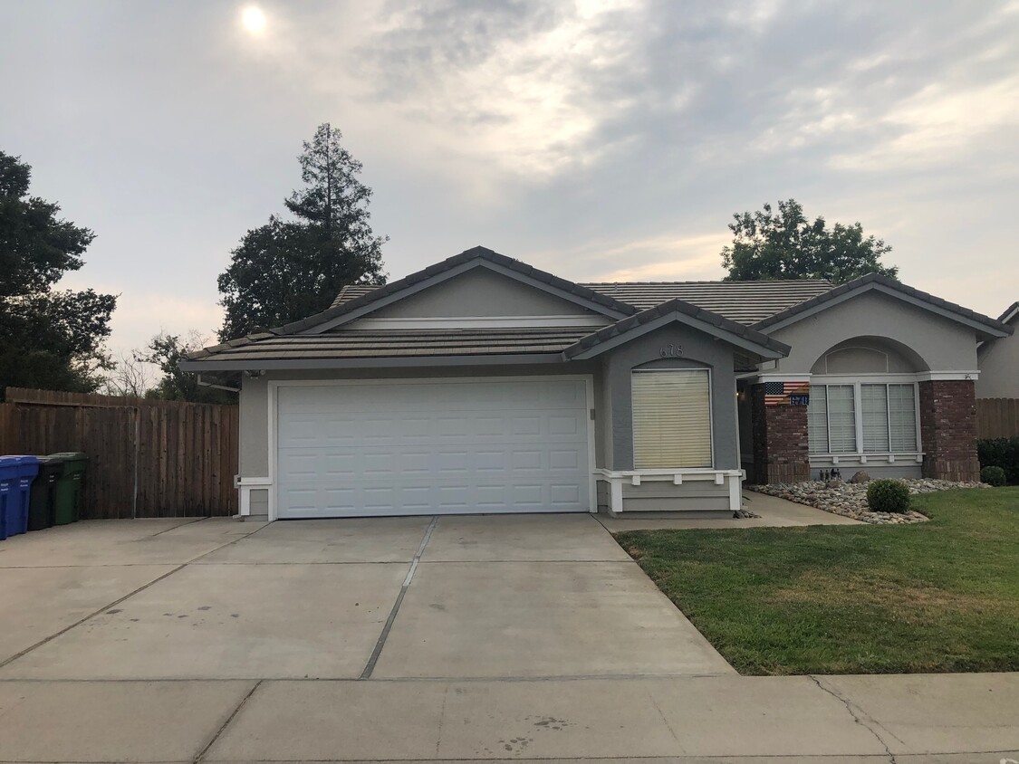 Foto principal - 678 Cedar Flat Ave