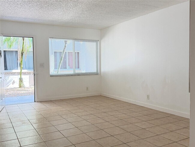 Foto del edificio - 3215 NW 102nd Terrace