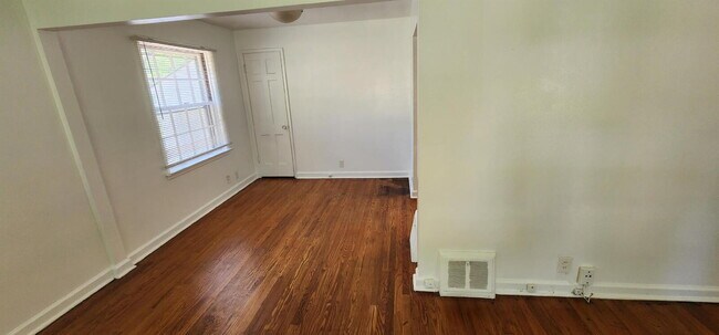 Foto del edificio - Updated Hanley Hills Home with Large Fenced Yard & Full Basement