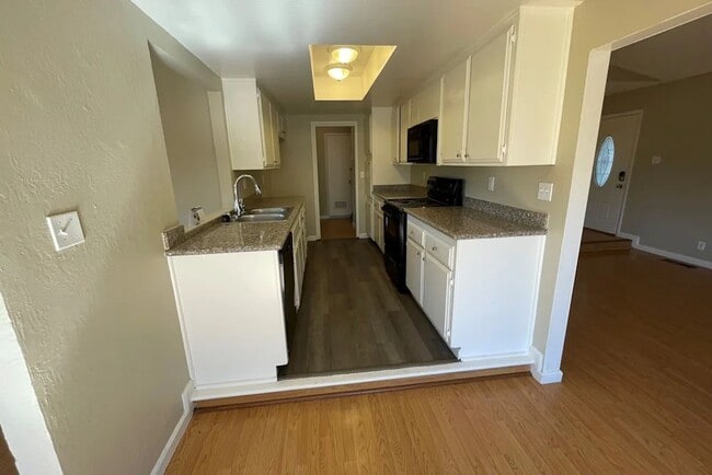 Building Photo - 1520 Sandy Way
