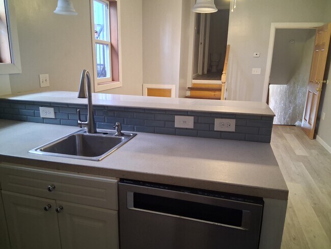 Building Photo - 112 S 6th St