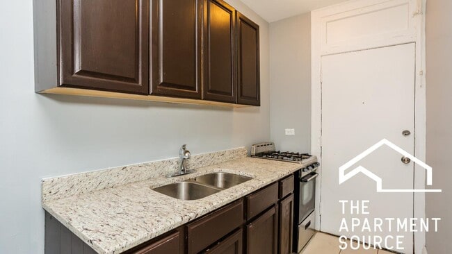Photo - 6949 S Paxton Ave (Chicago, IL) Apartment
