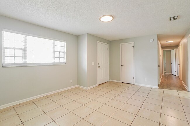 Foto del edificio - Newly Renovated Single Family Home | 3 BR/2BA | 1-Car Covered Parking | Gated backyard