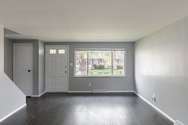 Foto del edificio - 4944 Fairway Ct