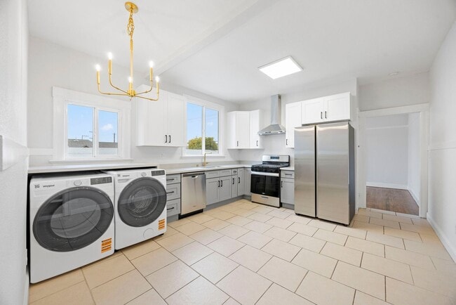 Stunning 2-Bed, 1-Bath Upper Unit in Longf... - Stunning 2-Bed, 1-Bath Upper Unit in Longf... Apartment