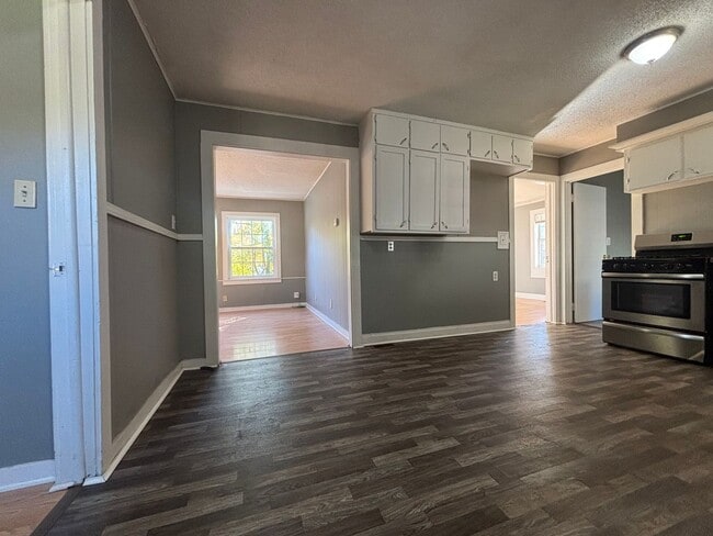 Building Photo - Cute 2 bedroom 1 bath Available Now!