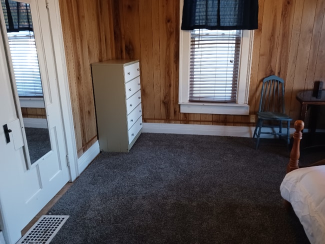 Building Photo - 721 W Main St