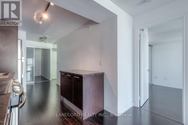 Building Photo - 386 Yonge St