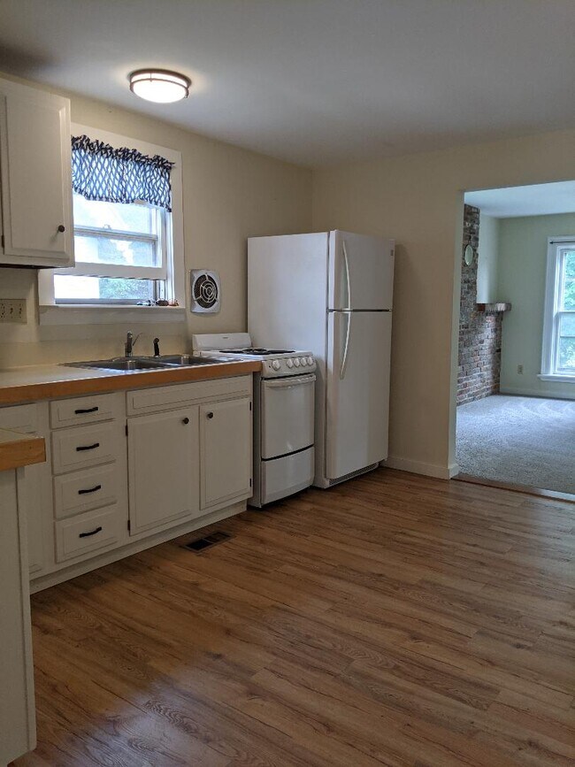 Eat in Kitchen off the living room - 303 E Genesee St